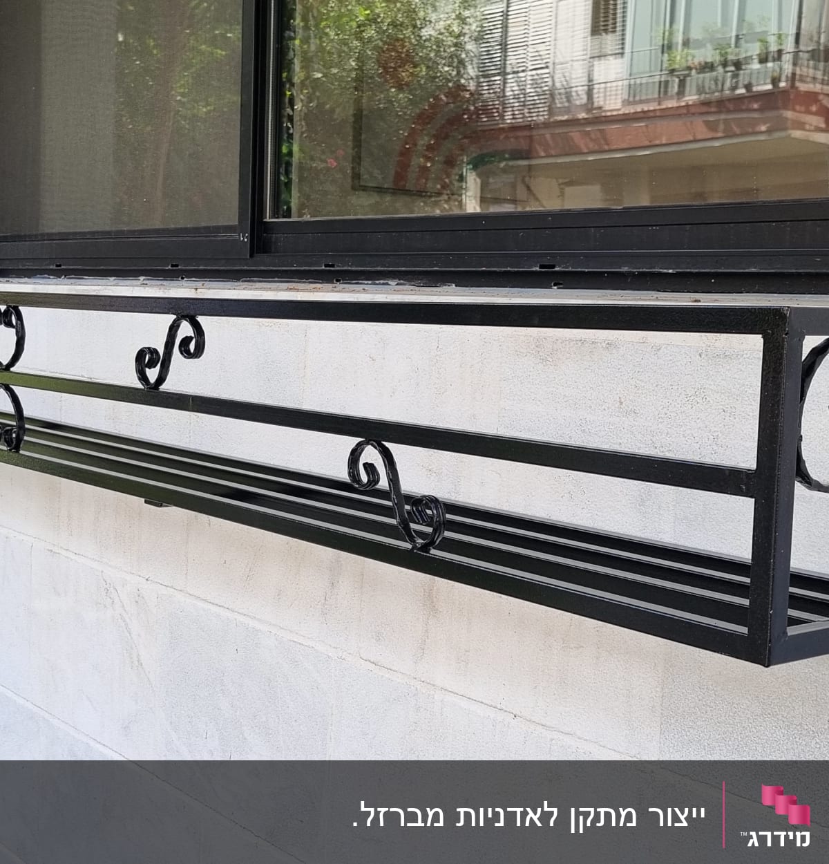 מסגרת מתכת שחורה עם עיטורים על קיר חיצוני